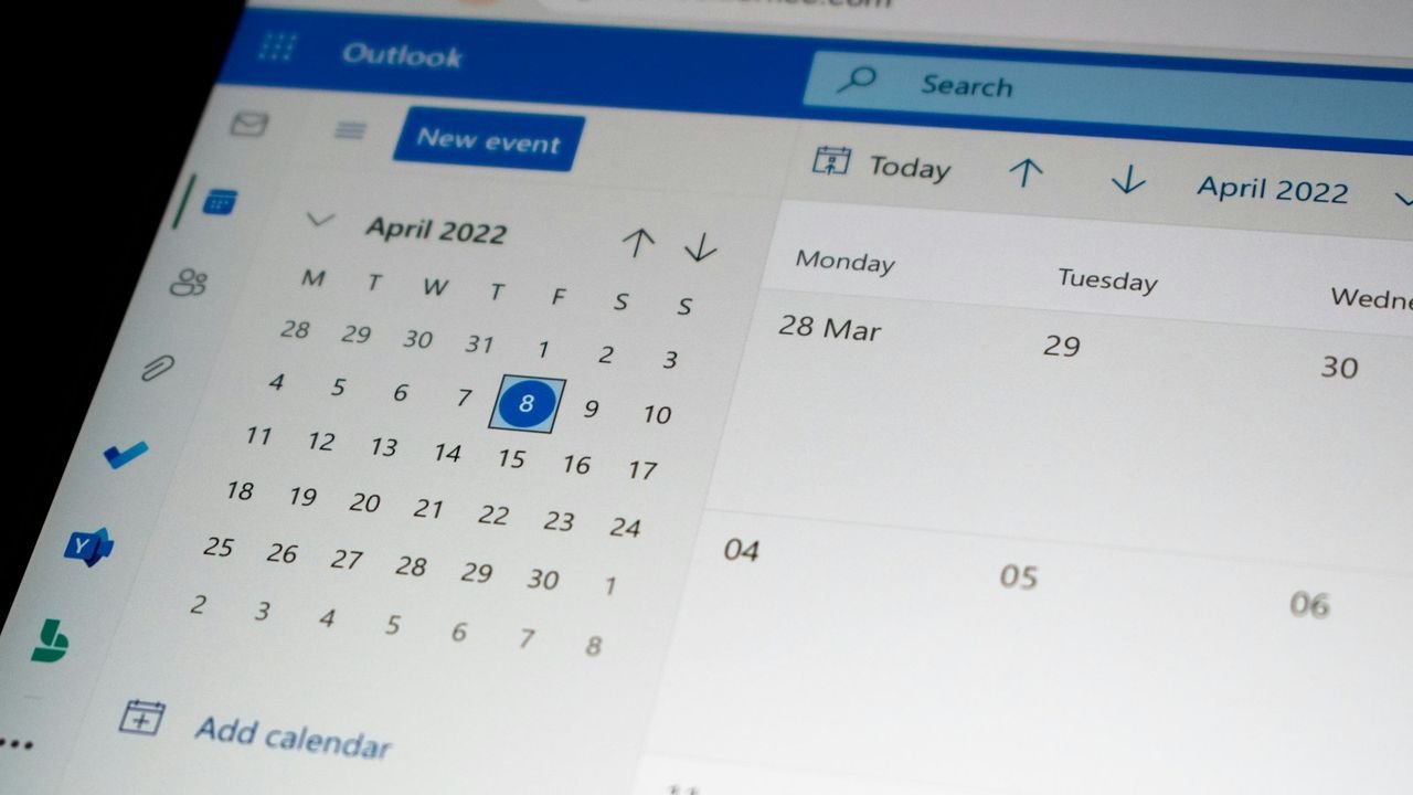Computer screen showing an online booking calendar